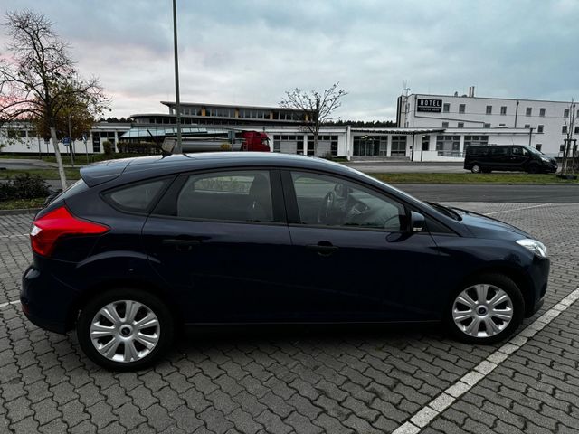 Ford Focus 1,6 blau tüv