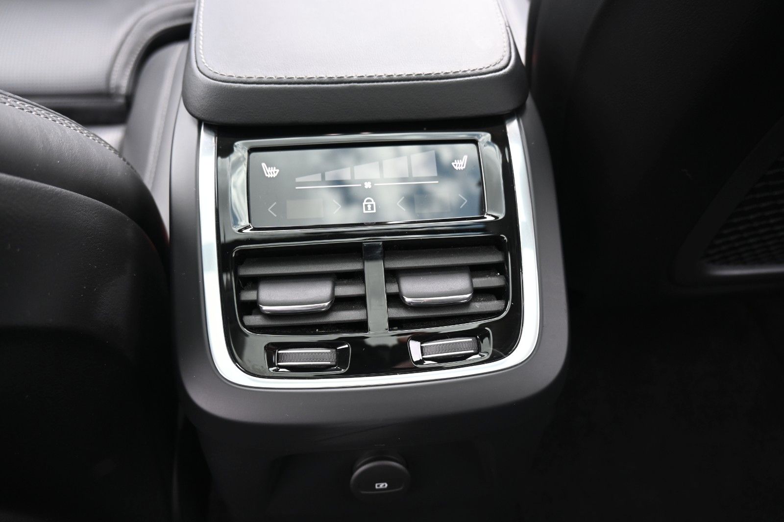 Fahrzeugabbildung Volvo XC90 T8 Ultimate Bright PHEV *AHK*MASS*B&W*LUFT*