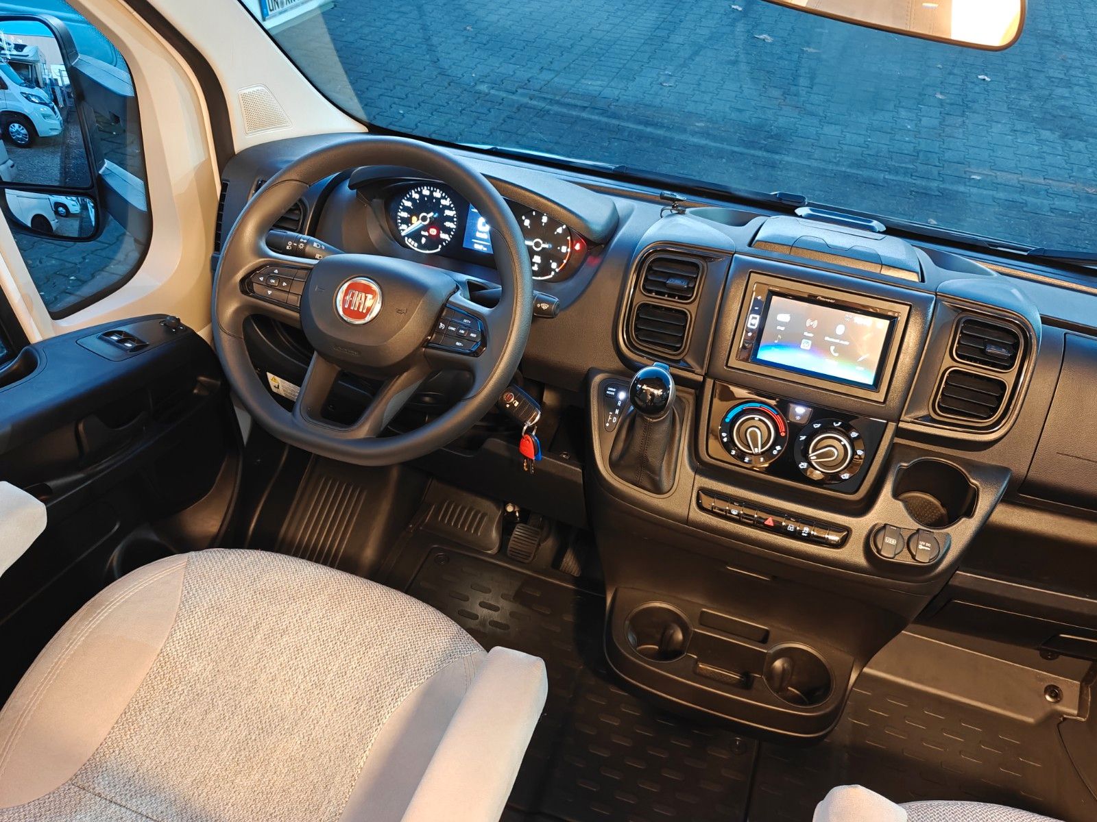 Fahrzeugabbildung Carado T-135 - SAT, TV, 2x Batterie, Solar, Automatik!