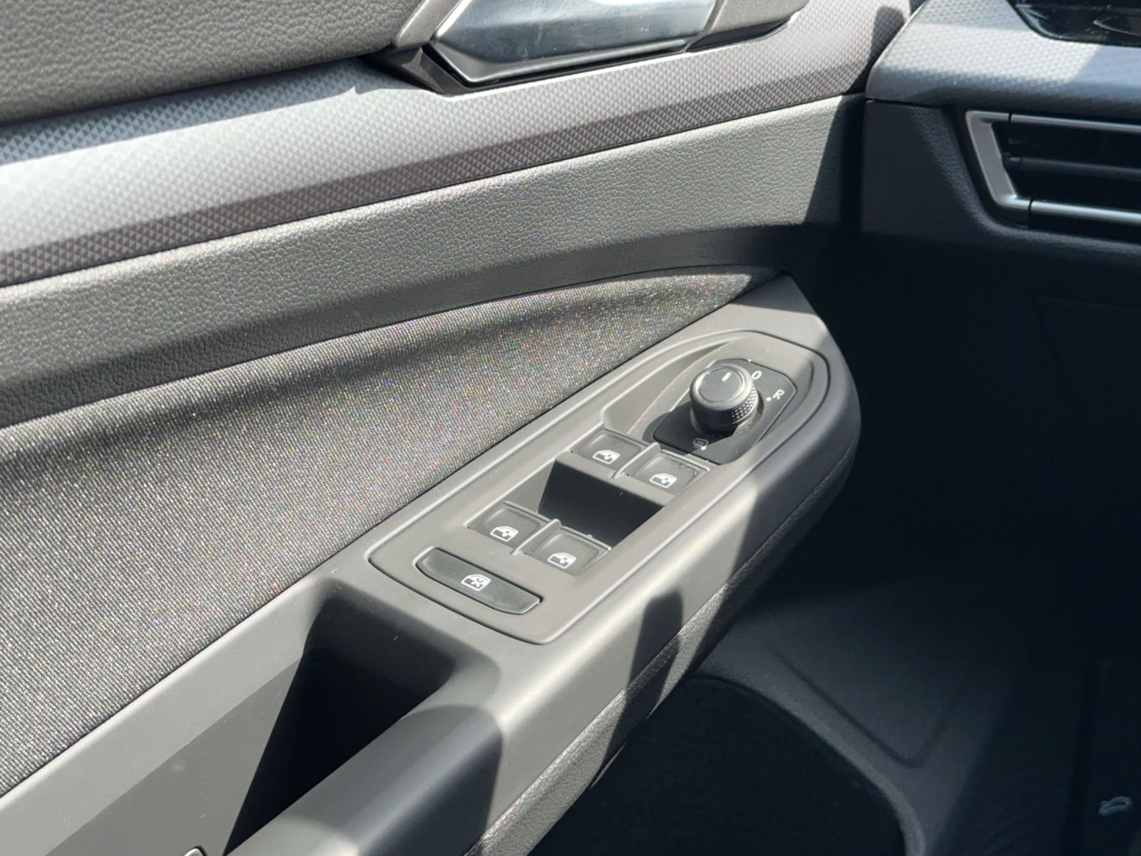 Fahrzeugabbildung Volkswagen Golf VIII Variant eTSI Active DSG DSG NAVI LED A