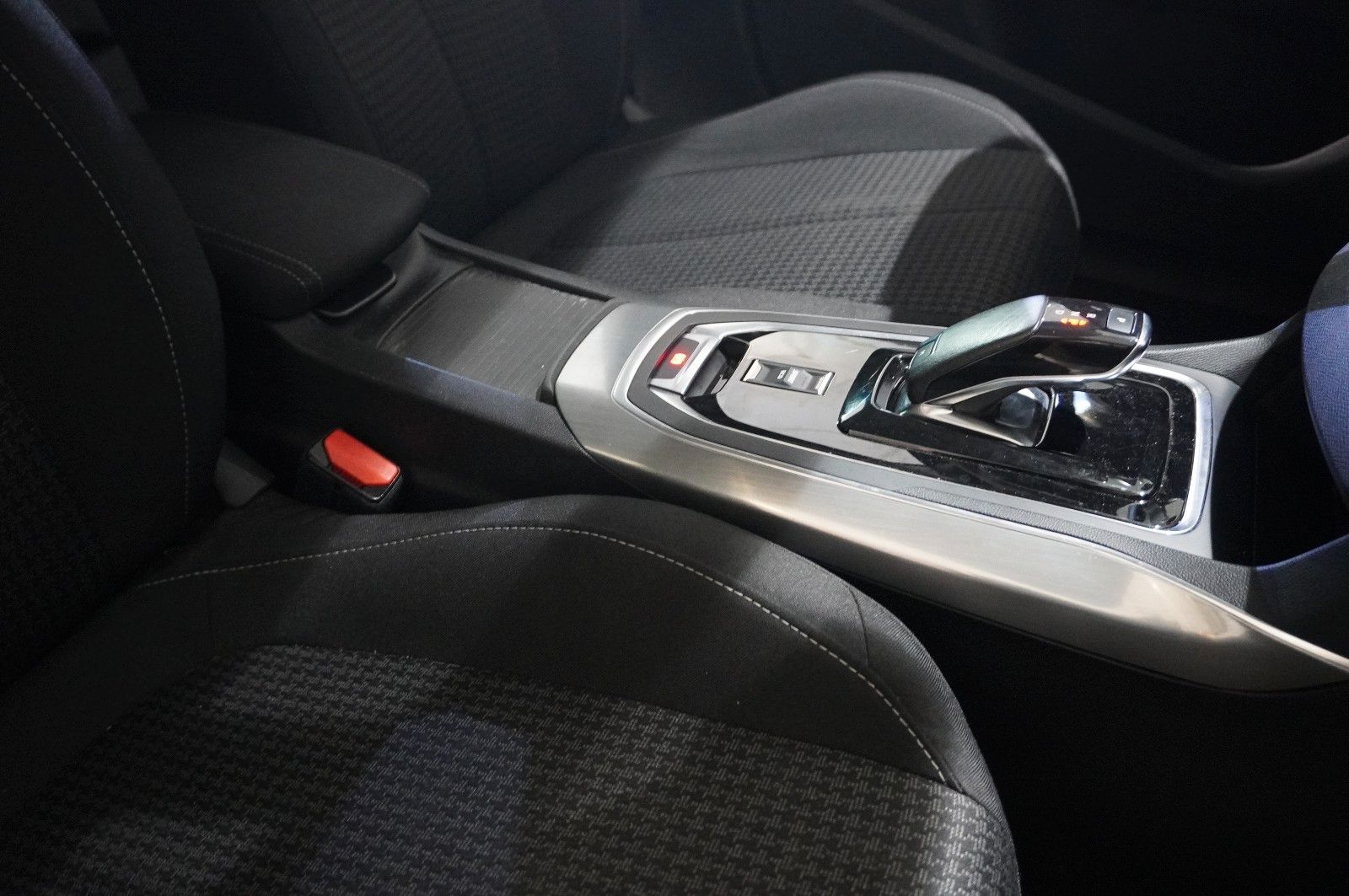 Fahrzeugabbildung Peugeot 308 LIM. 1.2T ACTICE PACK NAVI/LED/SPORT/NEBEL