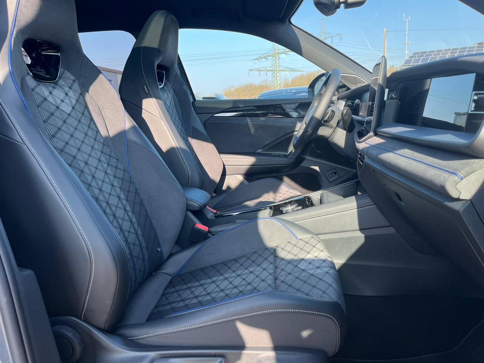 Fahrzeugabbildung Volkswagen Tayron 2.0 TDI 4M R-Line BLACK*7Si*MATRIX*PANO