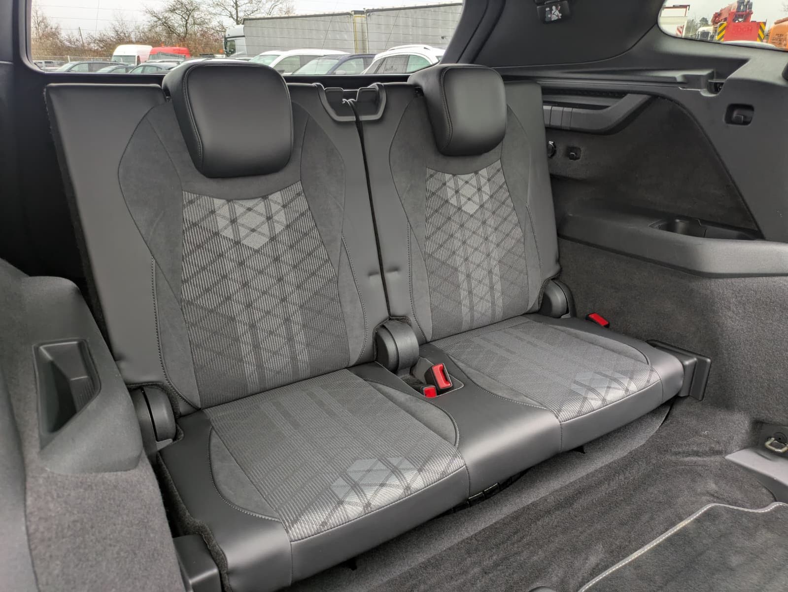 Fahrzeugabbildung Volkswagen Tayron 2.0 TDI 4M R-Line BLACK*7Si*MATRIX*PANO