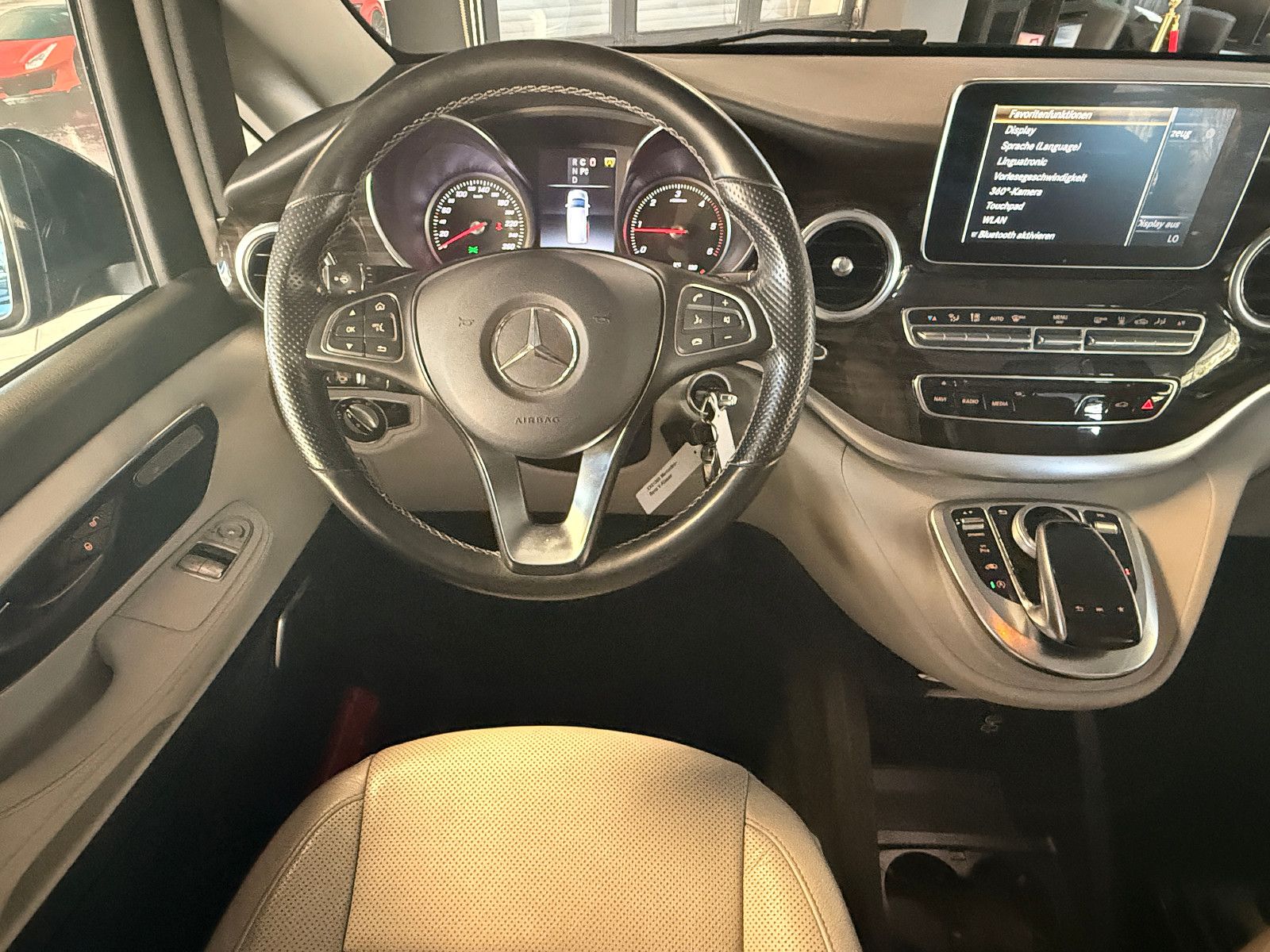 Fahrzeugabbildung Mercedes-Benz V 250/AVANTGARDE/LANG/4MATIC/LEDER/LED/NAVI/6SIT