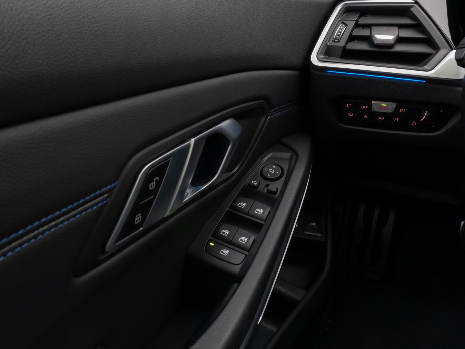 Fahrzeugabbildung BMW 330e M Sport Panorama Kamera Laser HUD DAB HiFi