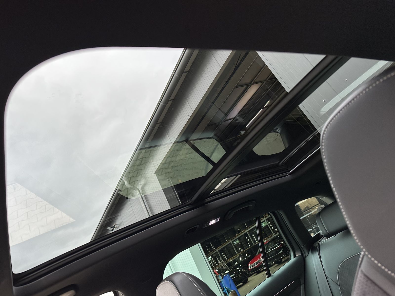 Fahrzeugabbildung SKODA Superb Combi 2.0 TDI DSG Sportline NAV+LED+PANO