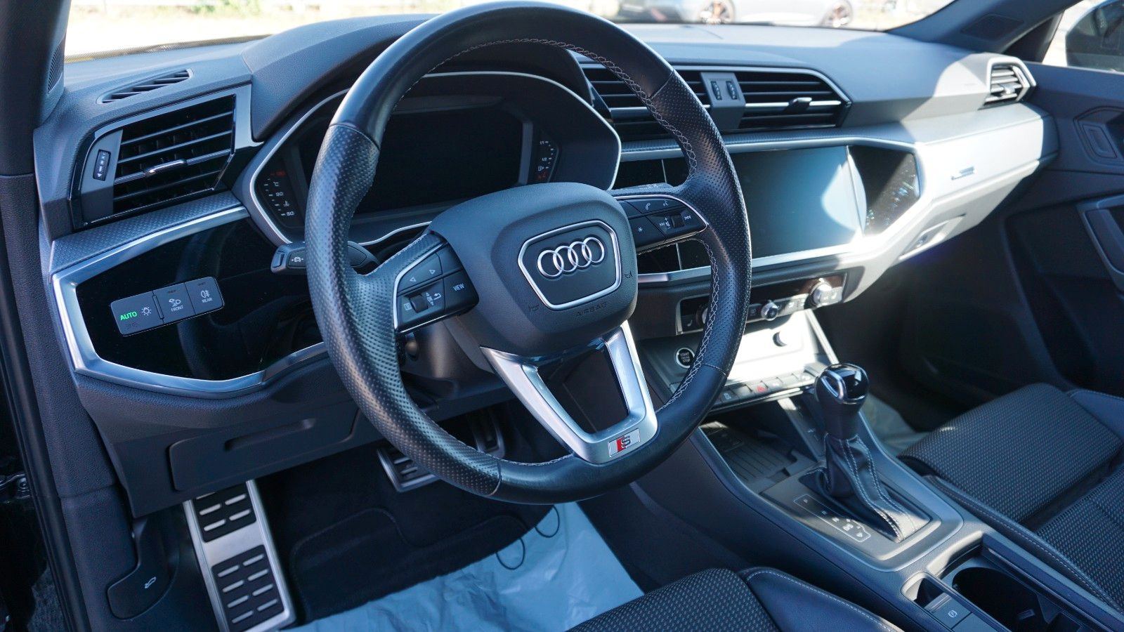 Fahrzeugabbildung Audi Q3 35 TFSI S Line Black Paket,LED,Navi,ACC,AHK