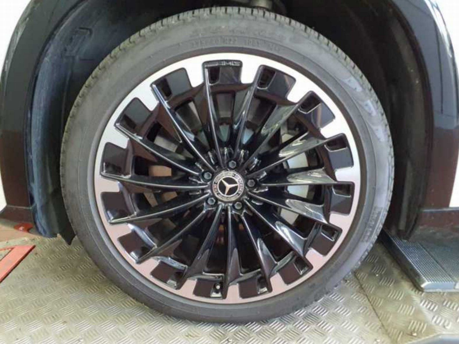 Fahrzeugabbildung Mercedes-Benz EQS 580 SUV AMG Prem+ Nappa Carbon Massage HYPER