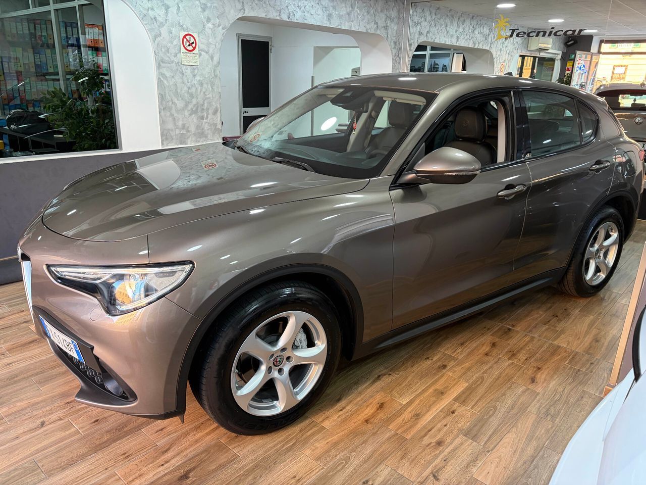 Alfa-Romeo Stelvio - 1