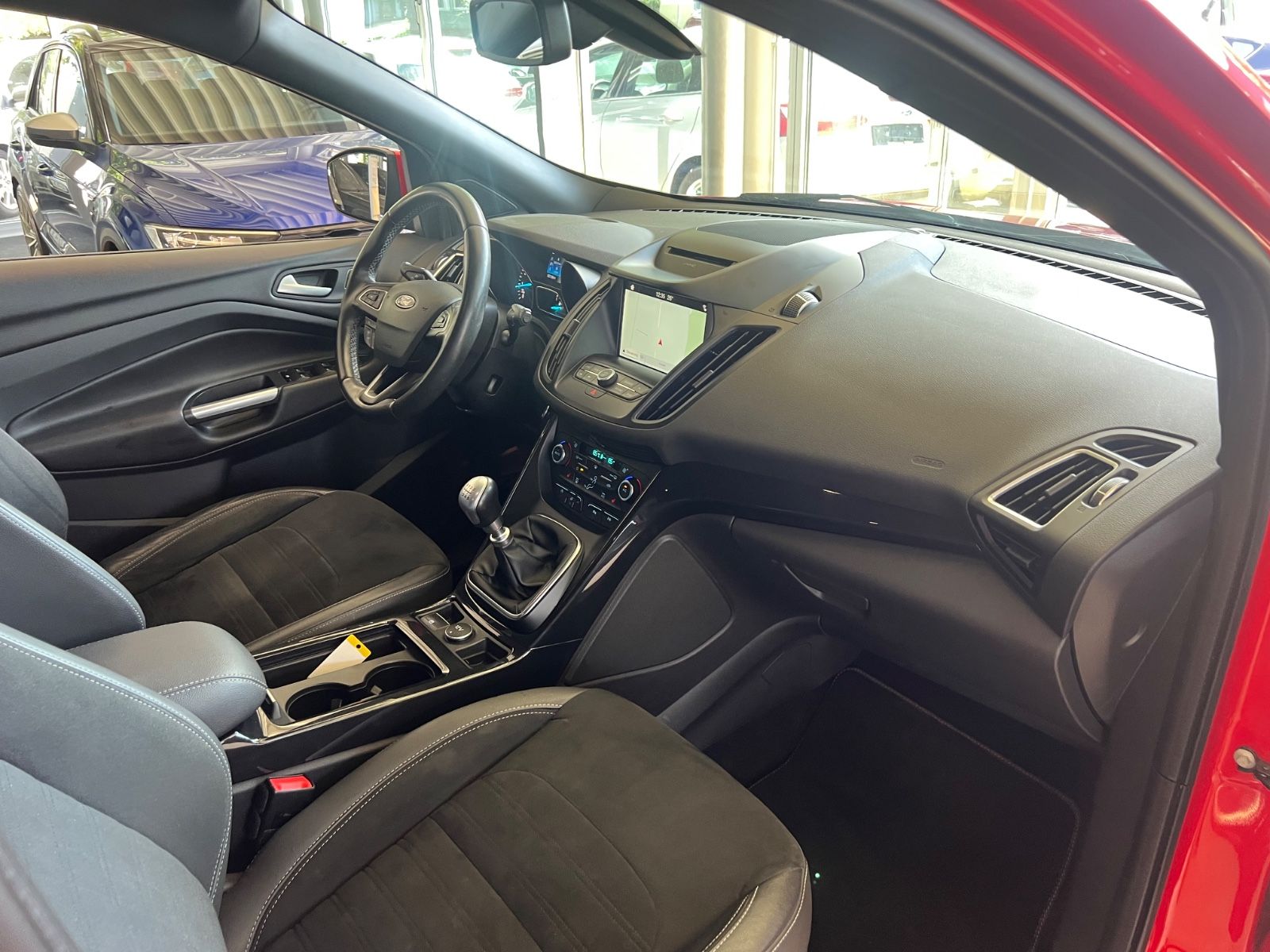 Fahrzeugabbildung Ford Kuga ST-Line * ROT/SCHWARZ *
