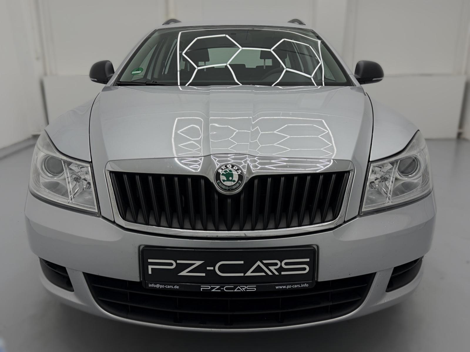 Skoda Octavia 2013 — rear view