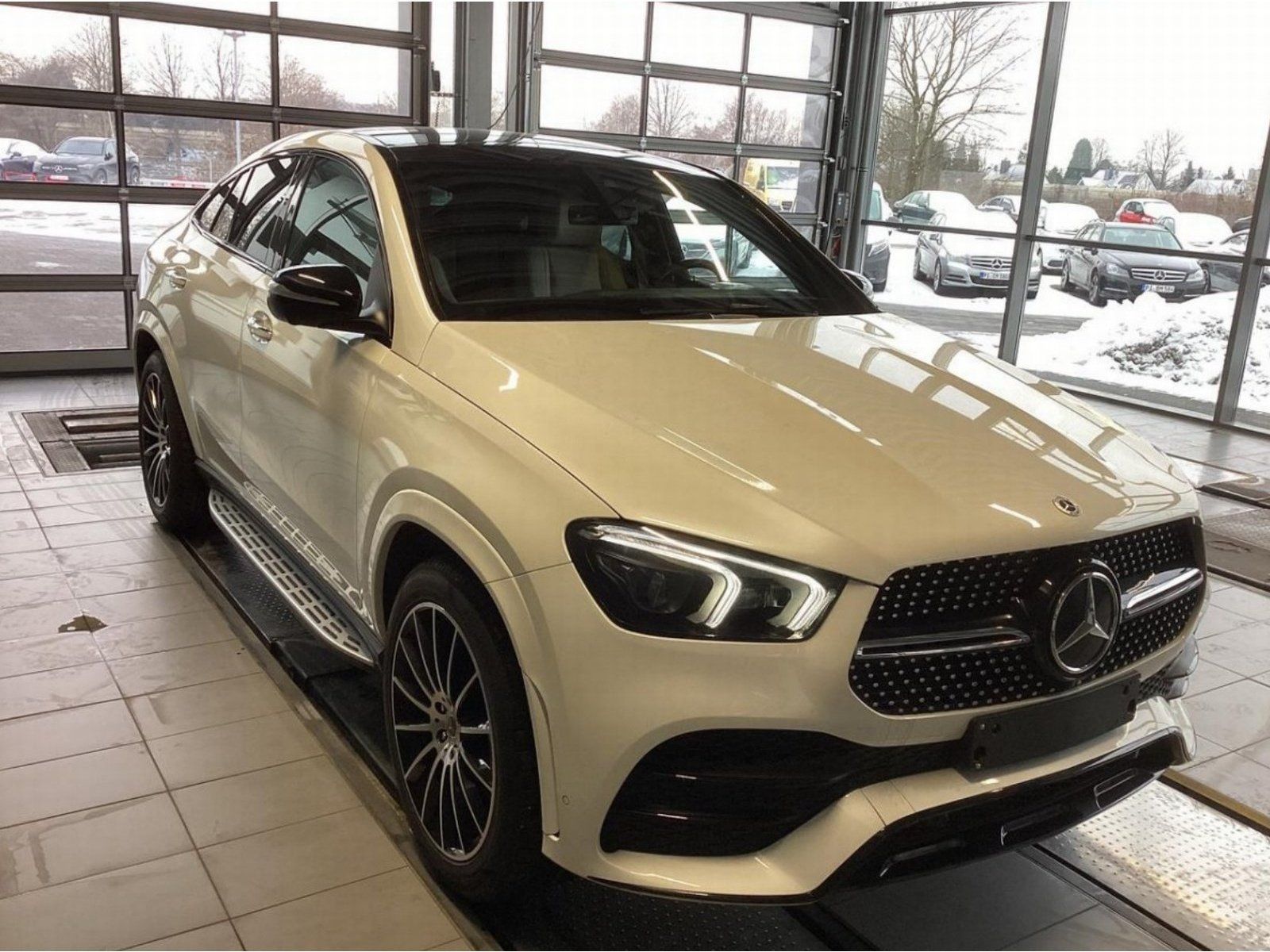 Fahrzeugabbildung Mercedes-Benz GLE 350 d Cpé AMG Pano AIRMATIC Burme MLED KeyGo
