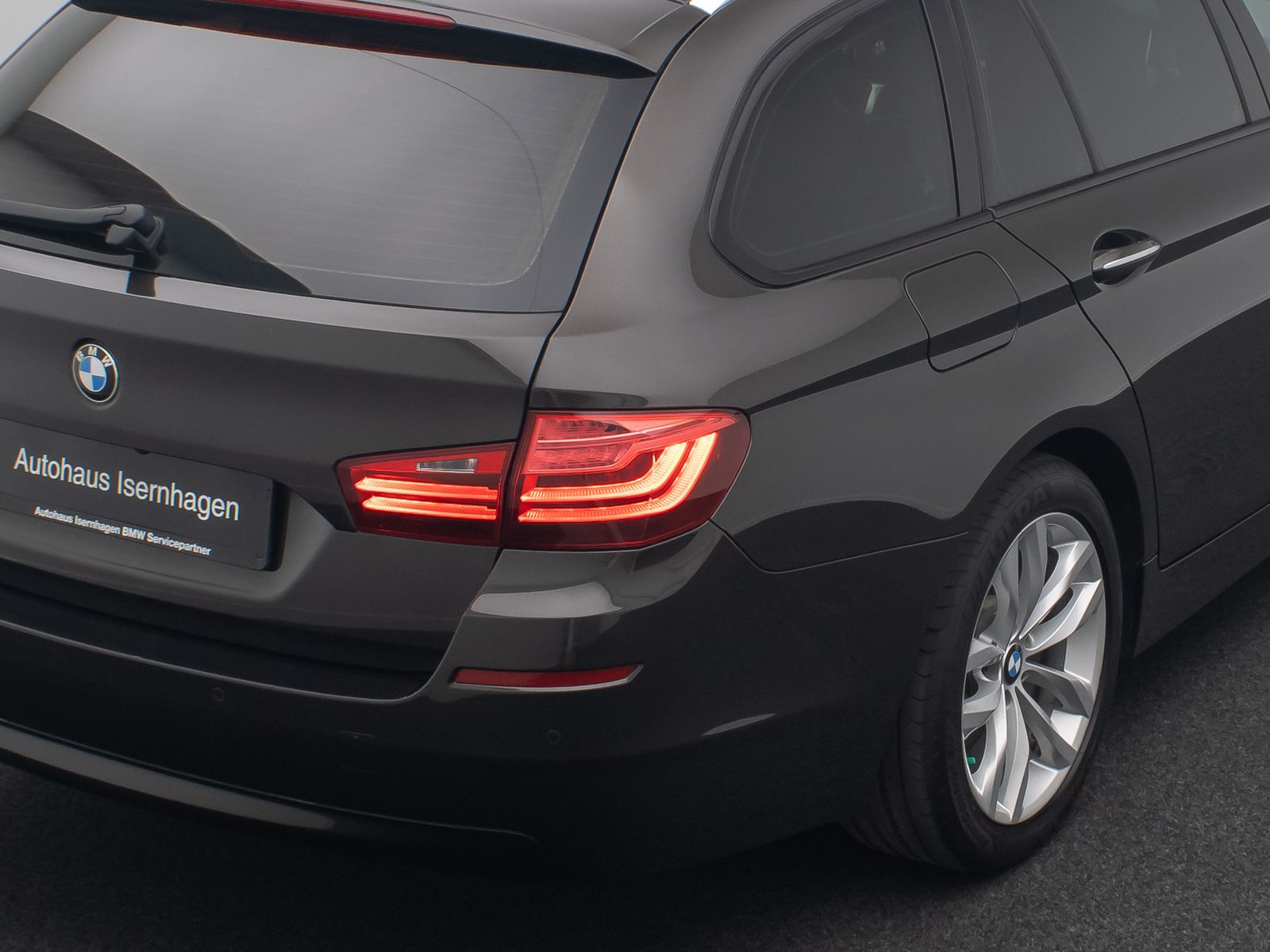 Fahrzeugabbildung BMW 520d HUD Alarm Komfortsitze SoftClose AHK Sport