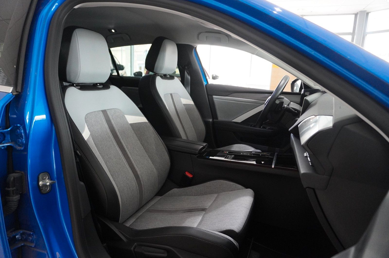 Fahrzeugabbildung Opel Astra L Lim. 1.6 HYBRID ELEGANCE NAVI/LED/SH/AHK