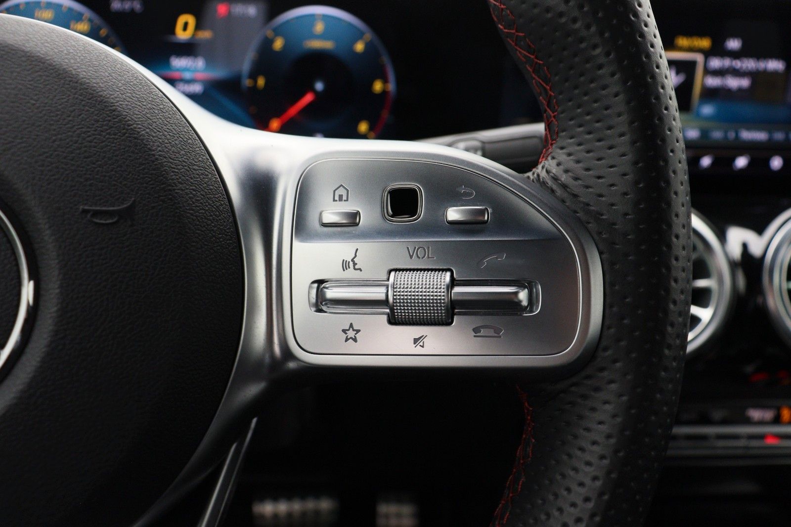 Fahrzeugabbildung Mercedes-Benz GLB 200 d AMG-Line DCT Distronic NAVI LED