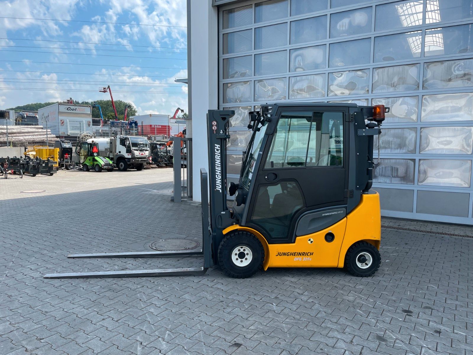 Fahrzeugabbildung Jungheinrich DFG 316s / Triplex: 4.4m / 2.008h / Klima / SS