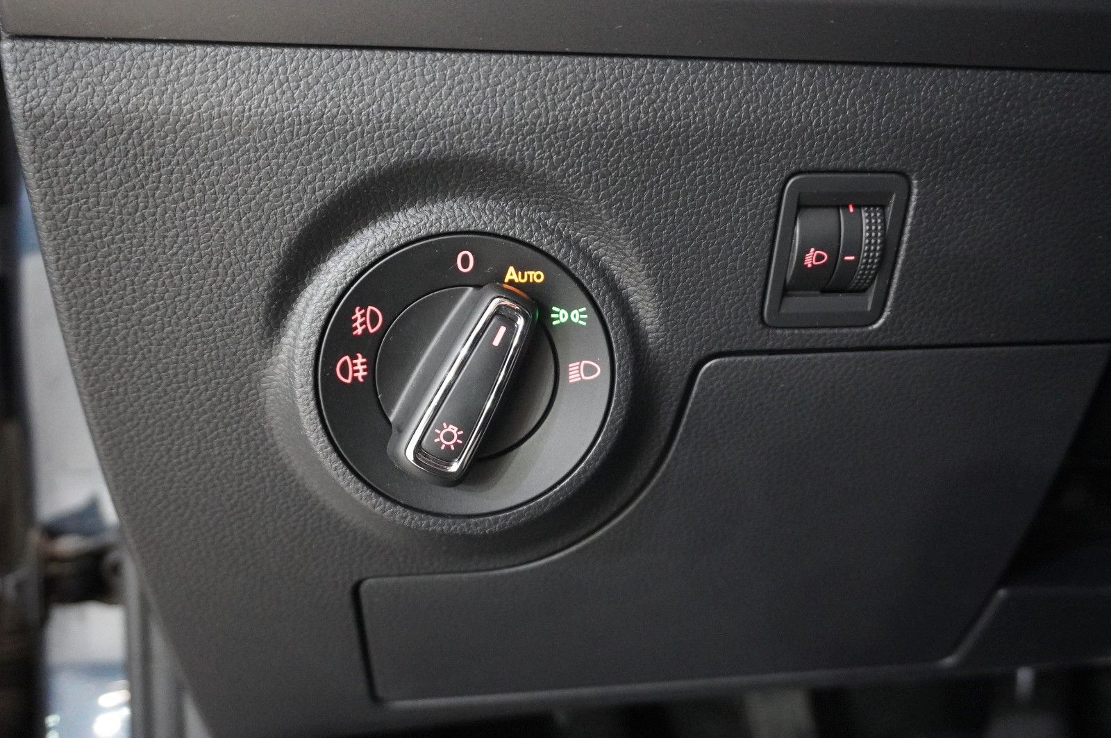 Fahrzeugabbildung SEAT Ibiza 1.0 MPI STYLE 5-TÜR NAVI/PDC/TEMP./NEBEL