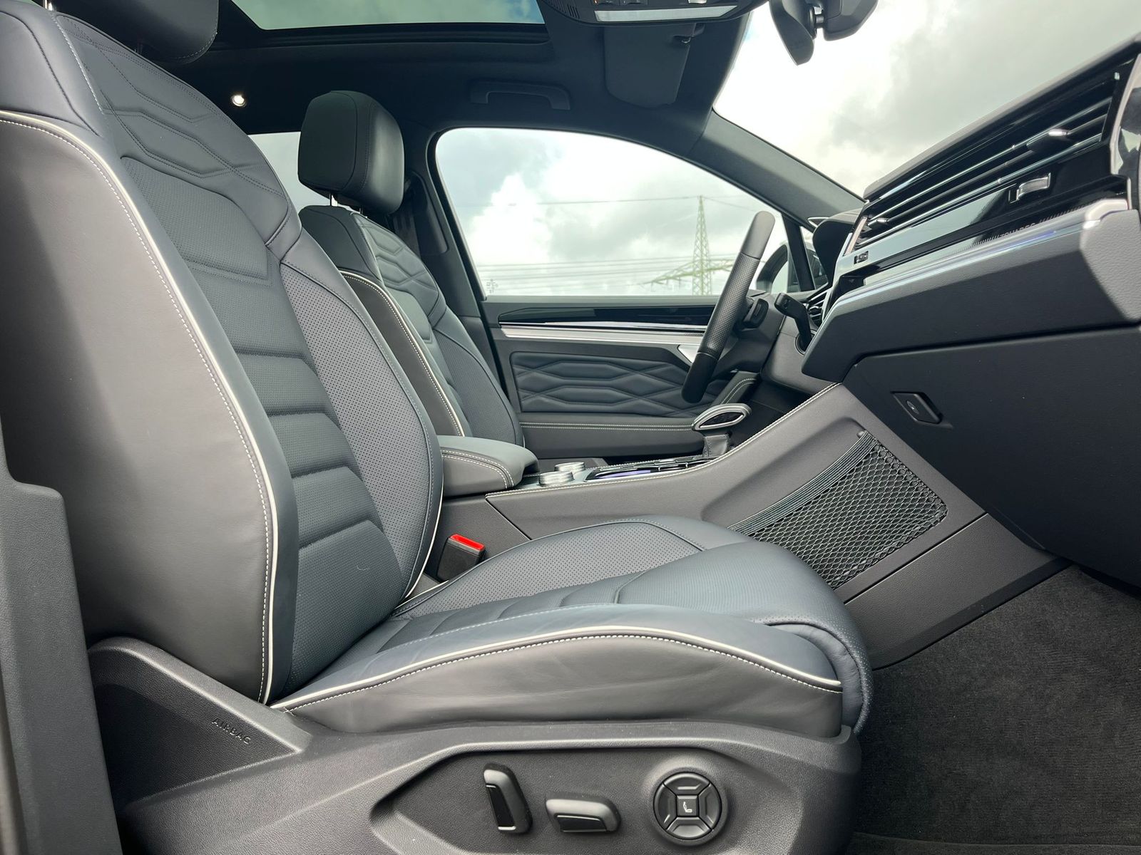 Fahrzeugabbildung Volkswagen Touareg 3.0TDI 4M R-Line VOLL Black 22" UPE 114T