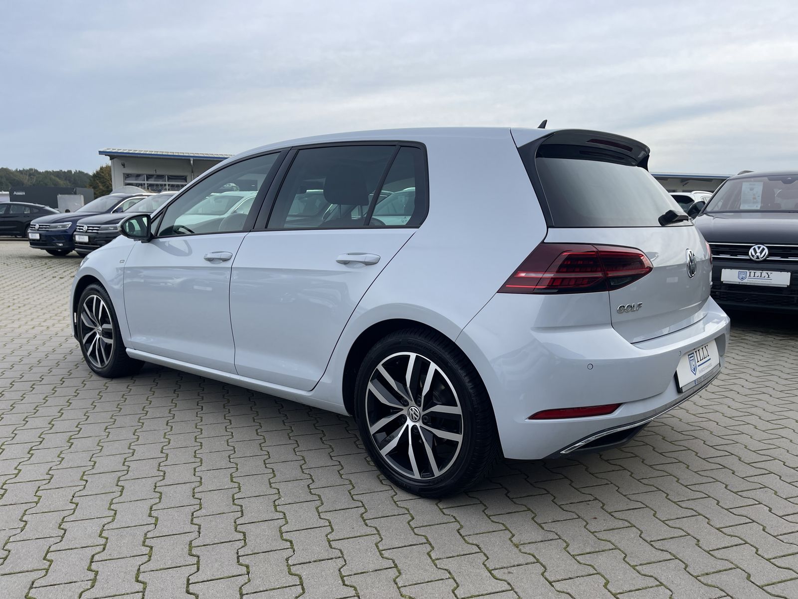 Fahrzeugabbildung Volkswagen Golf 1.5 TSI*BlueMotion*LED-Matrix*Spur*Navi*