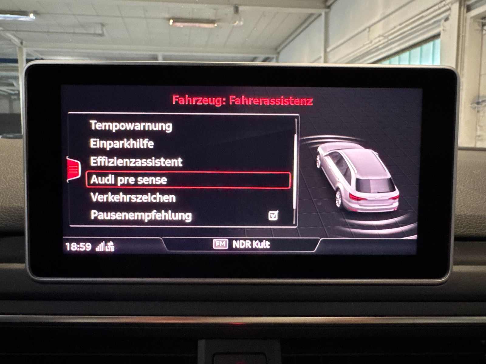 Fahrzeugabbildung Audi A4 Avant DESIGN S-TRONIC PANO STHD AHK LEDER