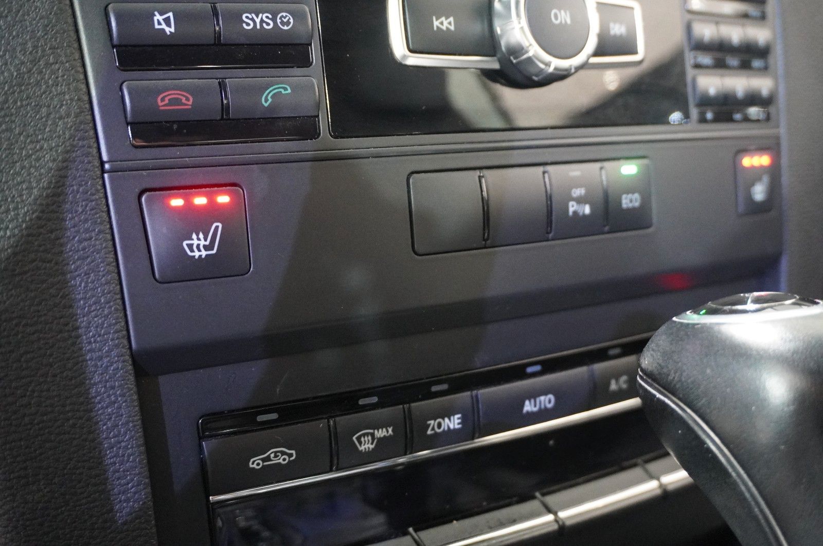 Fahrzeugabbildung Mercedes-Benz E 200 COUPE AVAMTGRADE NAVI/SHZ/SPORT/PDC/TEMP.