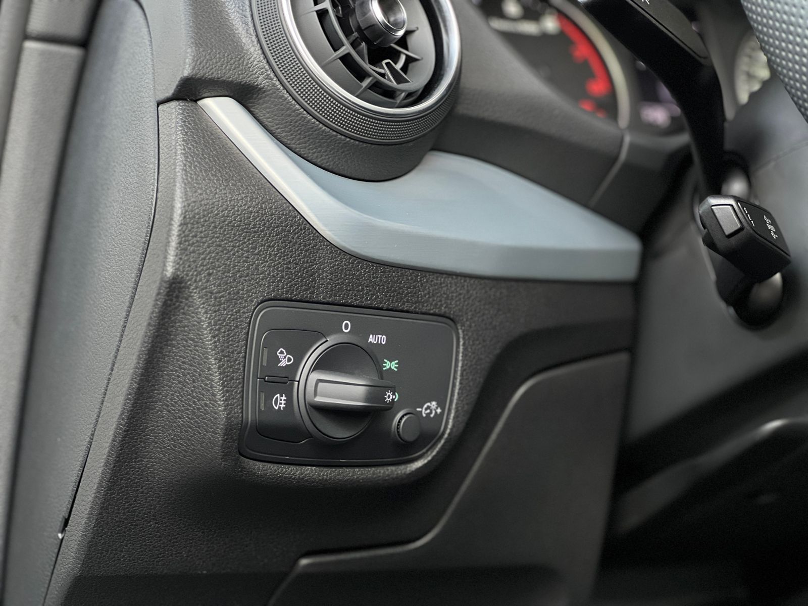 Fahrzeugabbildung Audi Q2 35 TFSI S-Tronic S Line PANO SHZ LED NAVI