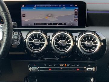 Bild 17 Mercedes-Benz CLA 200 Shooting Brake AMG Automatik MBUX