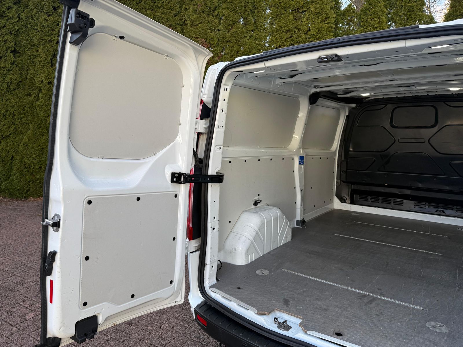 Fahrzeugabbildung Ford Transit Custom 300 L2 3Si+NAVI+SHZ+KAM+DAB+SYNC3