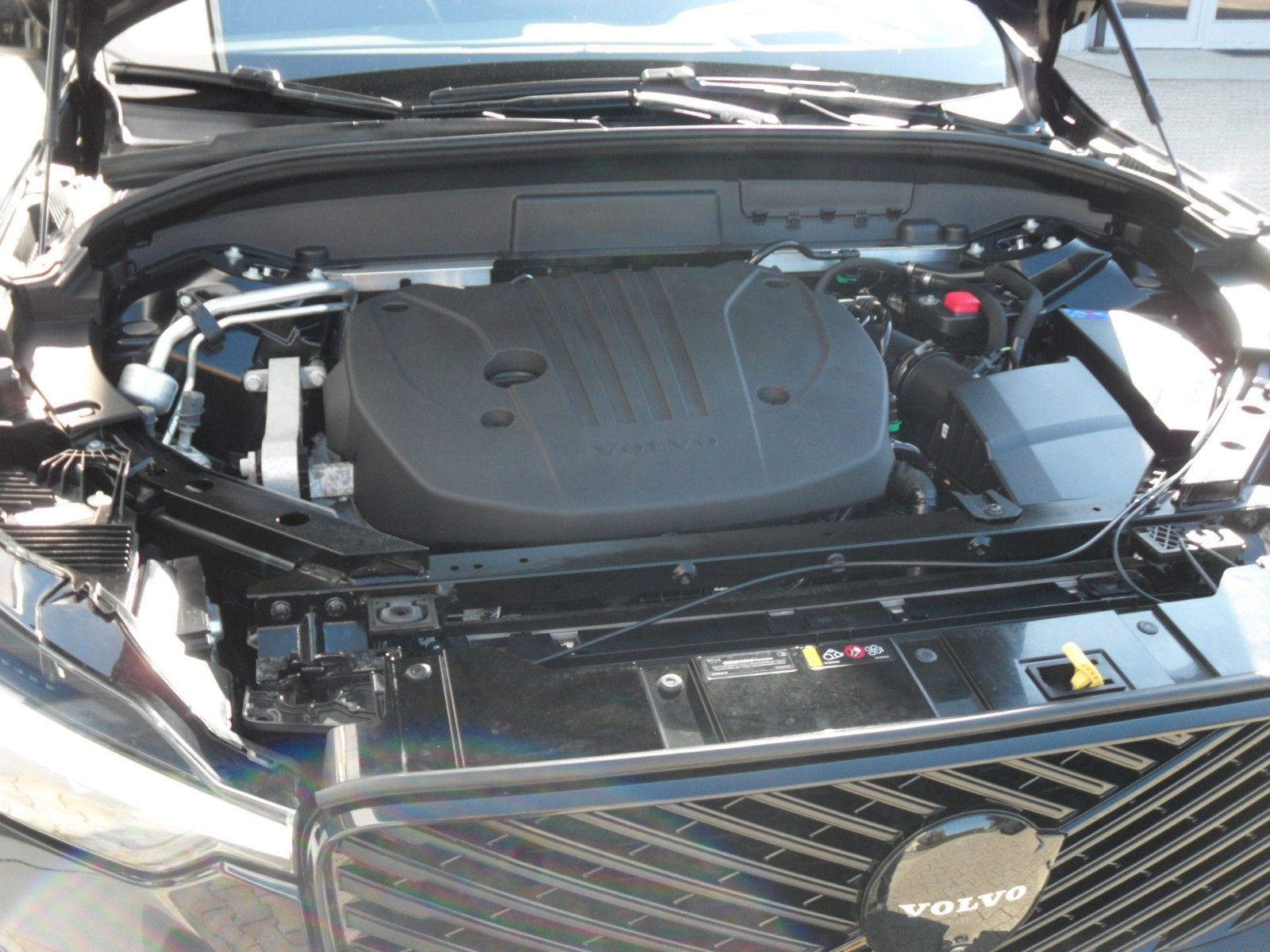 Fahrzeugabbildung Volvo XC 60 B5 Plus Black Edition AWD | Luftfederung