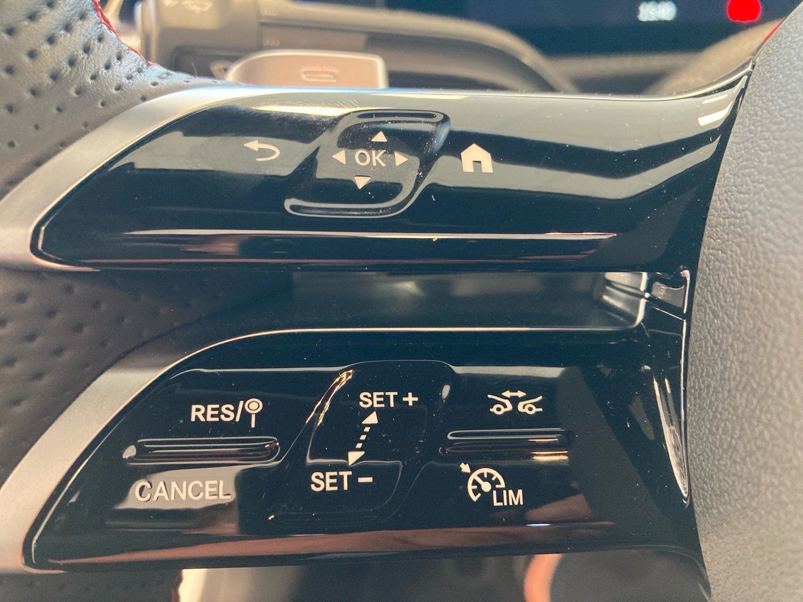Fahrzeugabbildung Mercedes-Benz CLA 200 AMG Adv.*Pano*STDHZG*LED*Kamera*Carpaly*