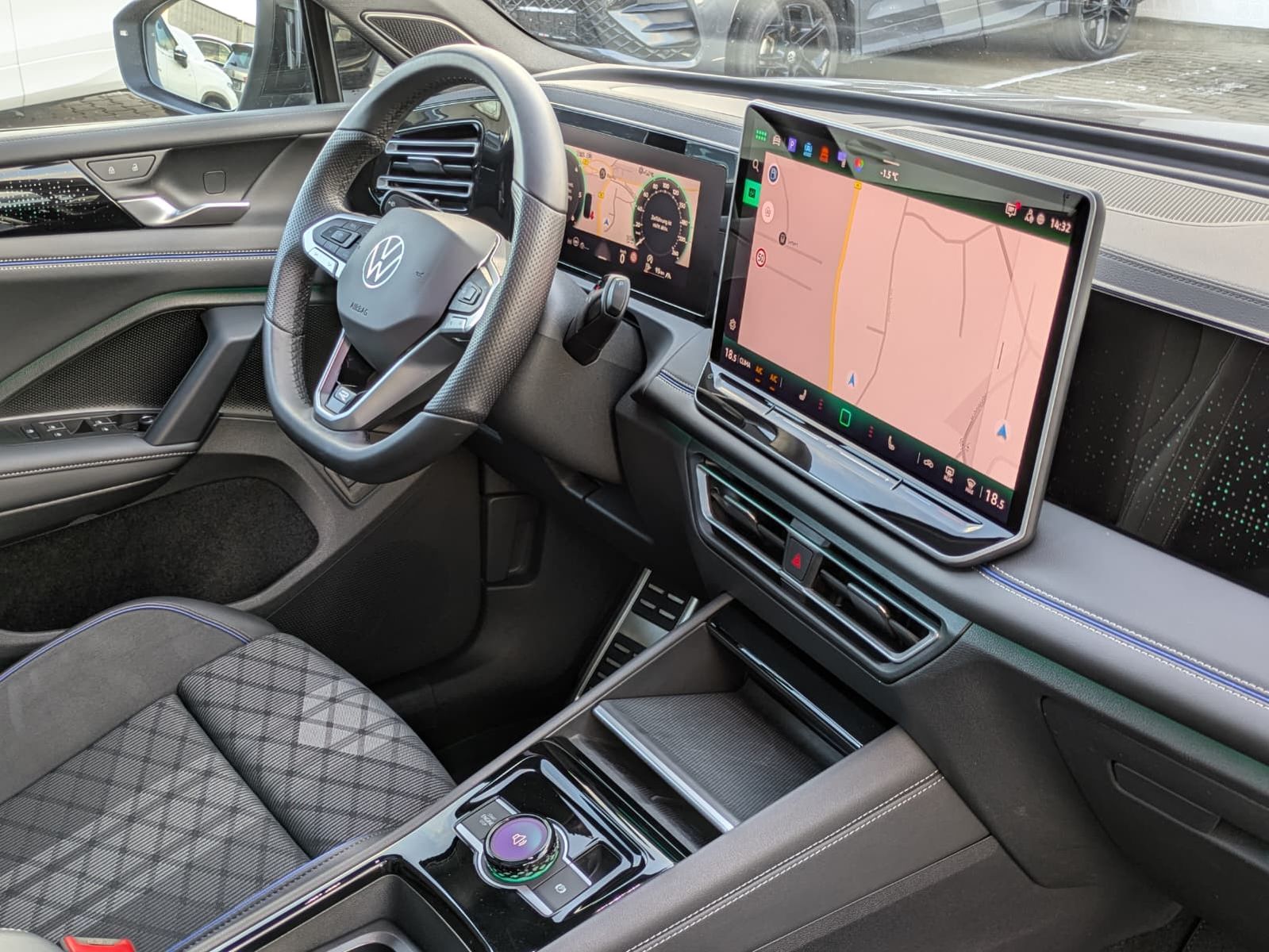 Fahrzeugabbildung Volkswagen Tiguan 2.0 TDI R-Line 4M Pano*Black*Matrix*AHK