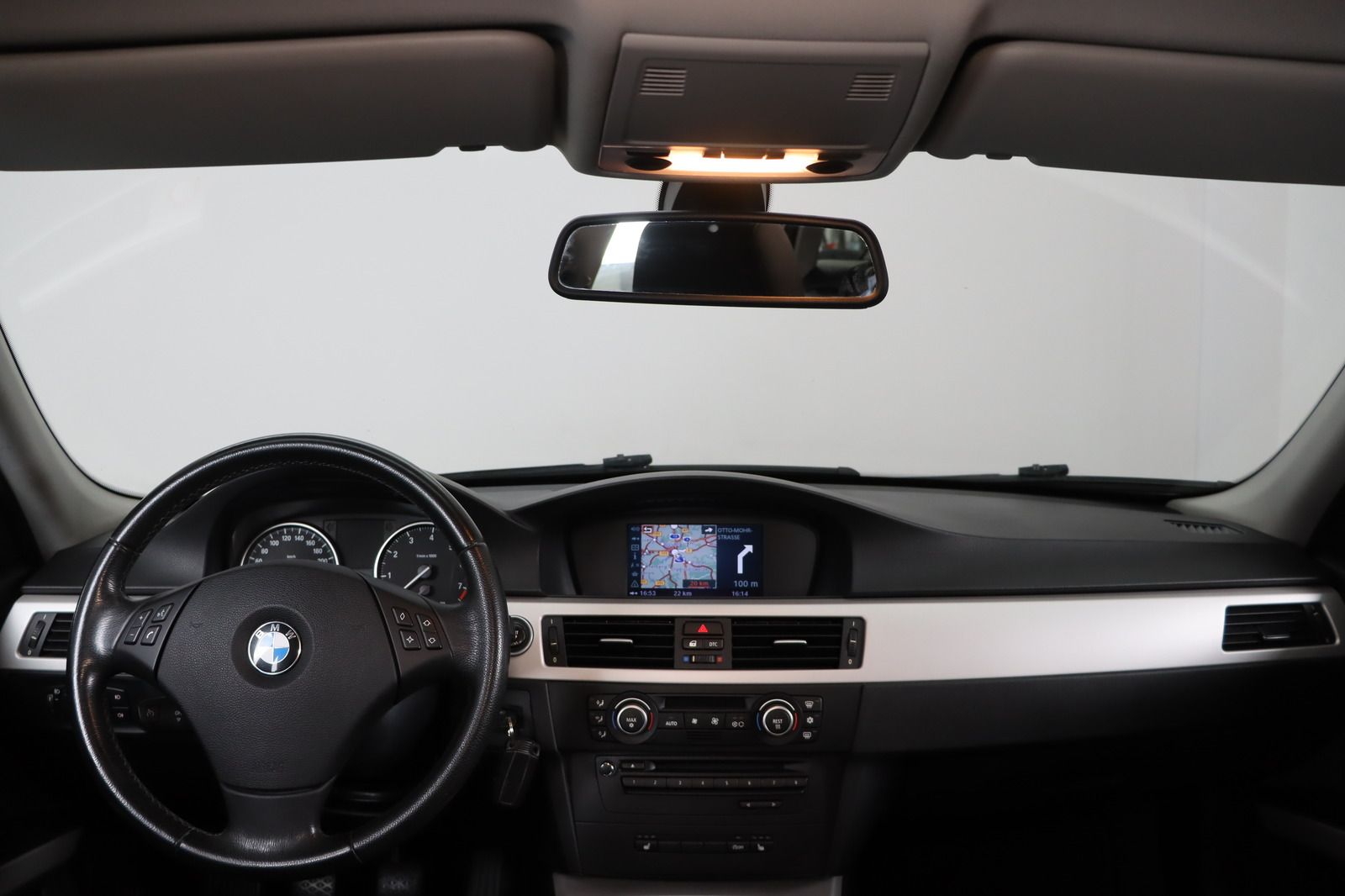 Fahrzeugabbildung BMW 320i touring * Sitzhzg. * Navi
