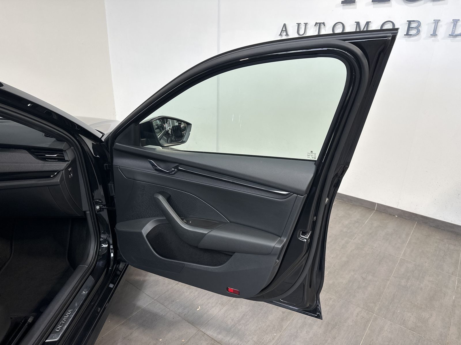 Fahrzeugabbildung SKODA Octavia Combi Sportline NAV+LED+ACC+PANO+HEAD-UP