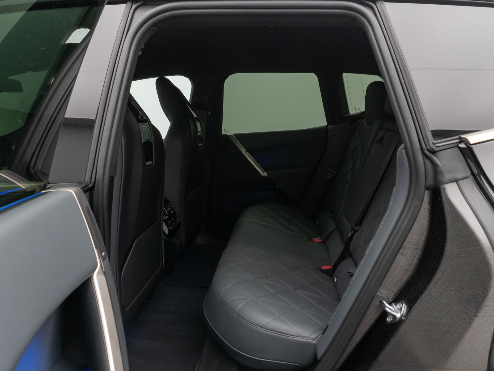 Fahrzeugabbildung BMW iX xD50 Sport 360°H/K DAB SoftCl AHK Komfort 21"