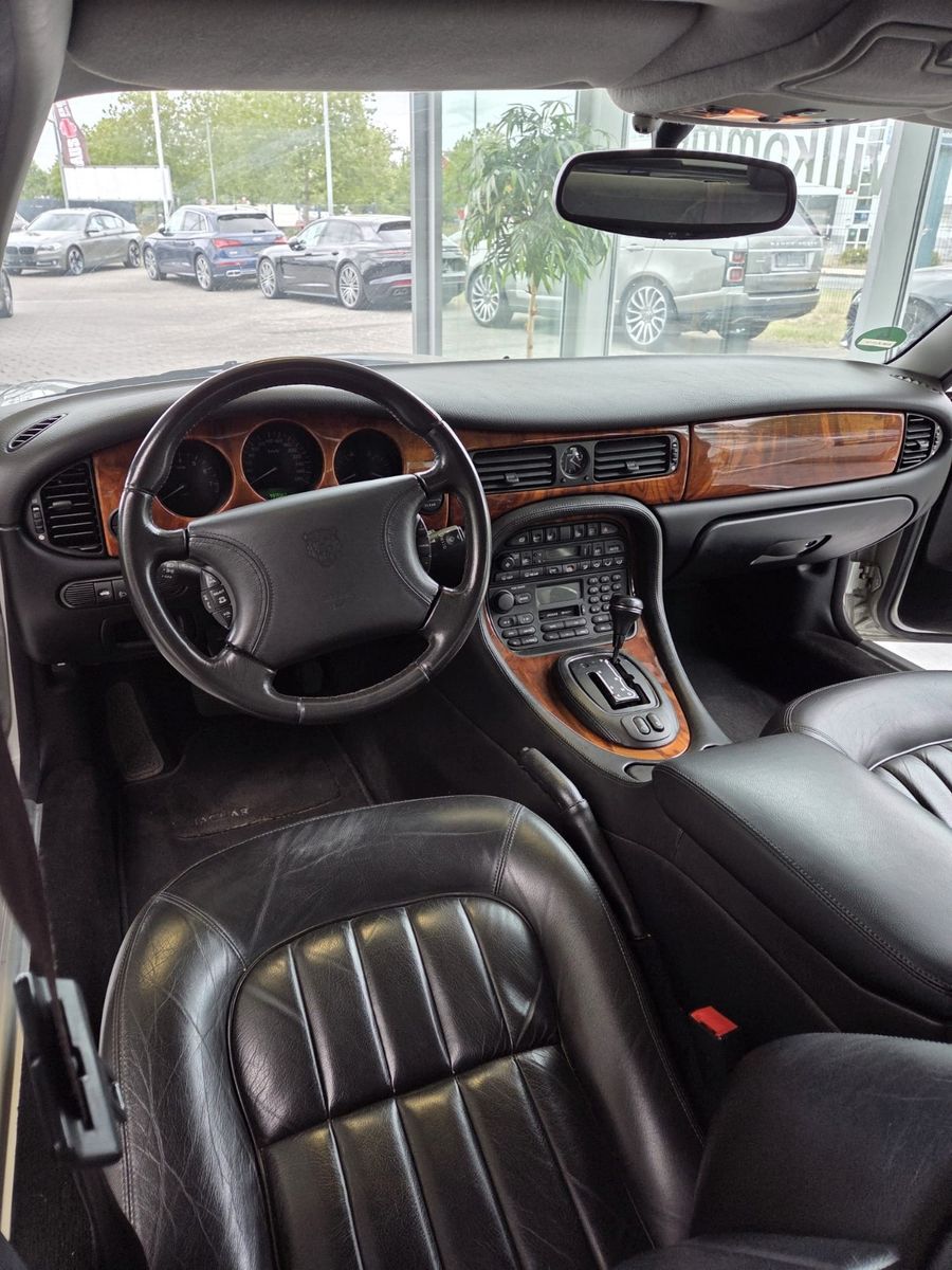 Fahrzeugabbildung Jaguar XJ8 3.2 Executive