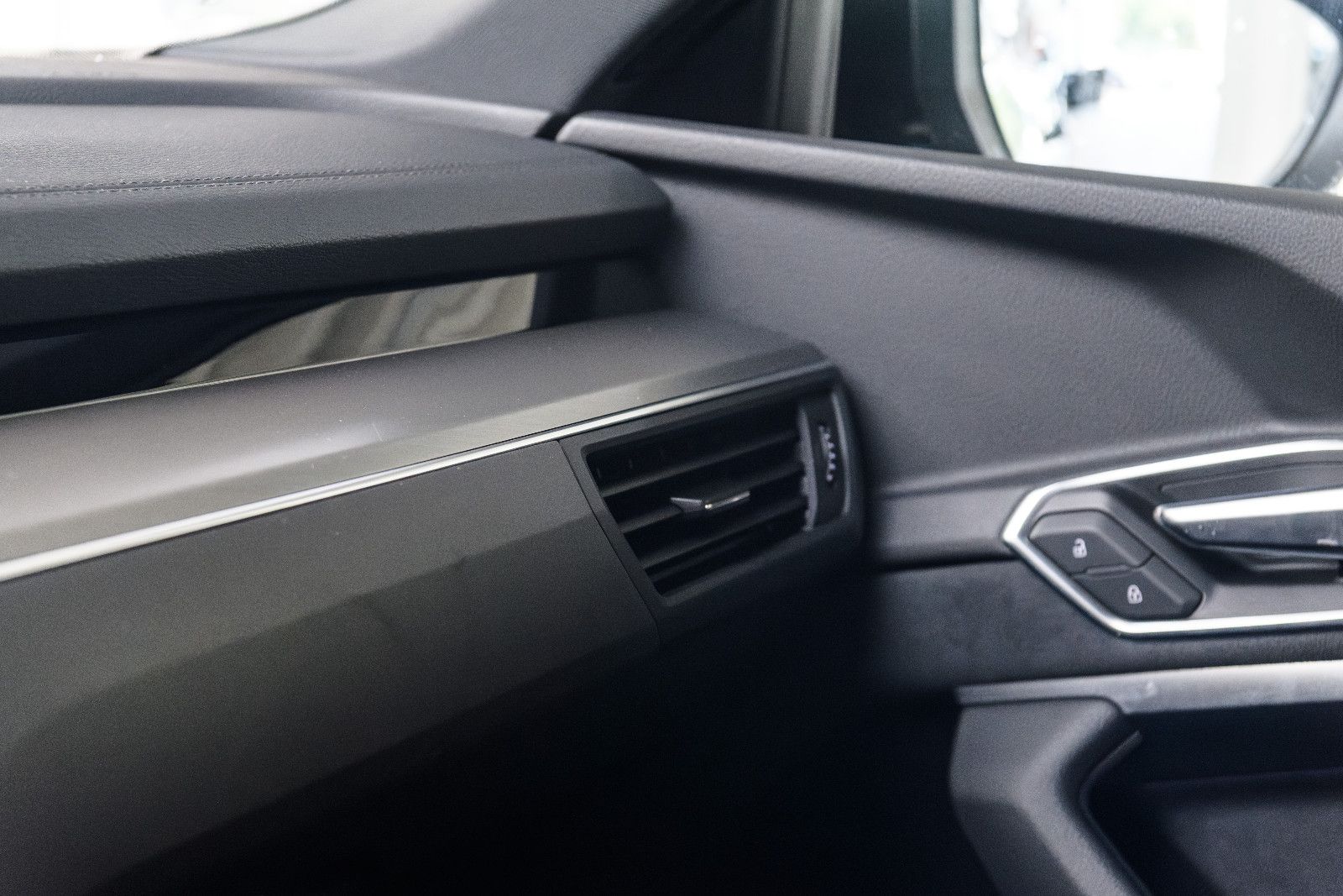 Fahrzeugabbildung Audi e-tron 50 quattro S line NAVI/SZH/LED/RFK