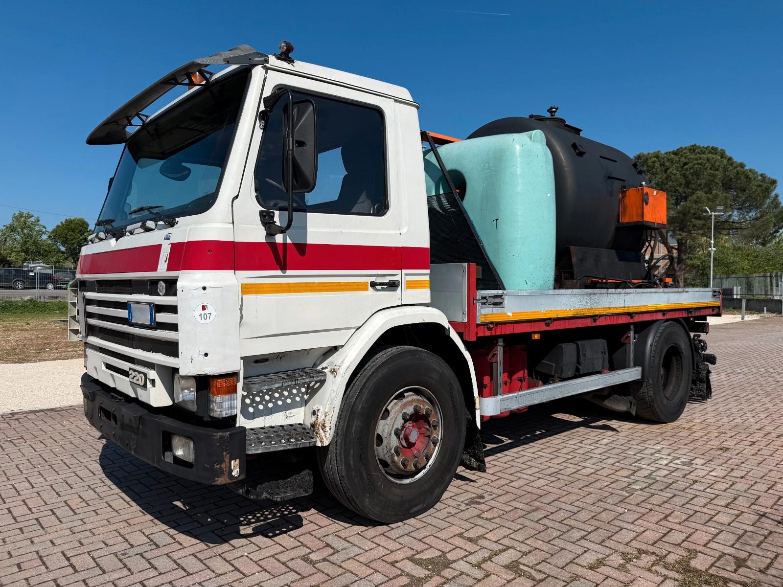 Scania P93.220 Bitumen-Tank mit Asfaltstreuer