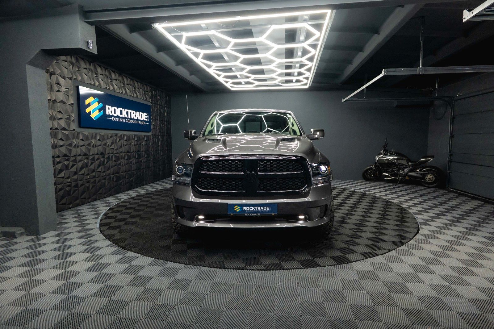 Fahrzeugabbildung Dodge RAM 5.7 V8 HEMI 4x4 Sport OFFROAD NightPaket 19%