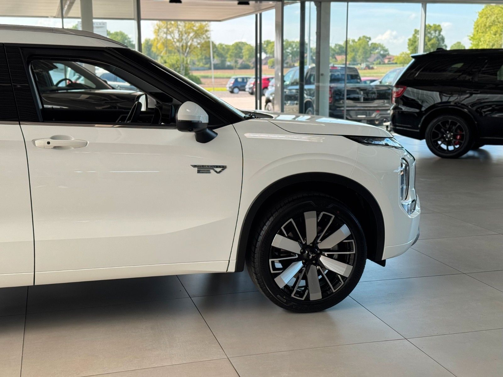 Fahrzeugabbildung Mitsubishi Outlander 2.4 PLUG-IN HYBRID 4WD TOP