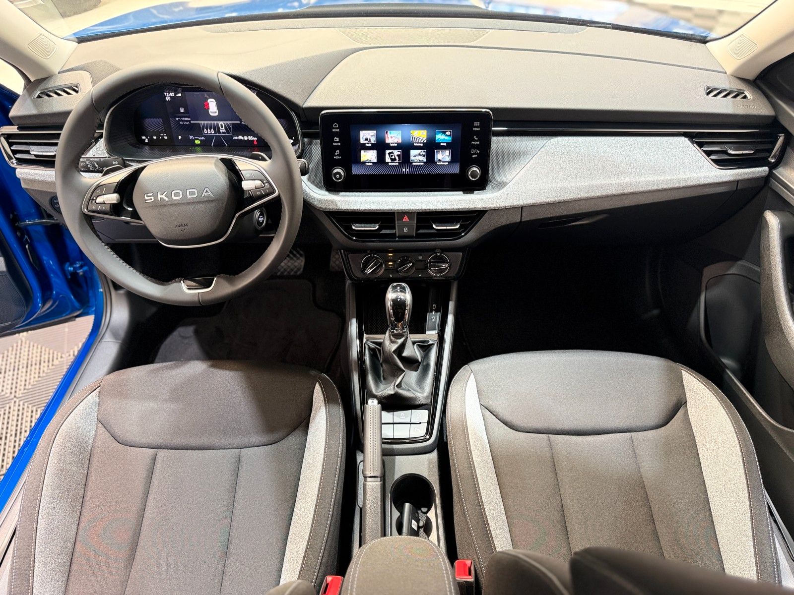 Fahrzeugabbildung SKODA Kamiq 1.0 TSI DSG Selection Black 17Z Kamera SHZ