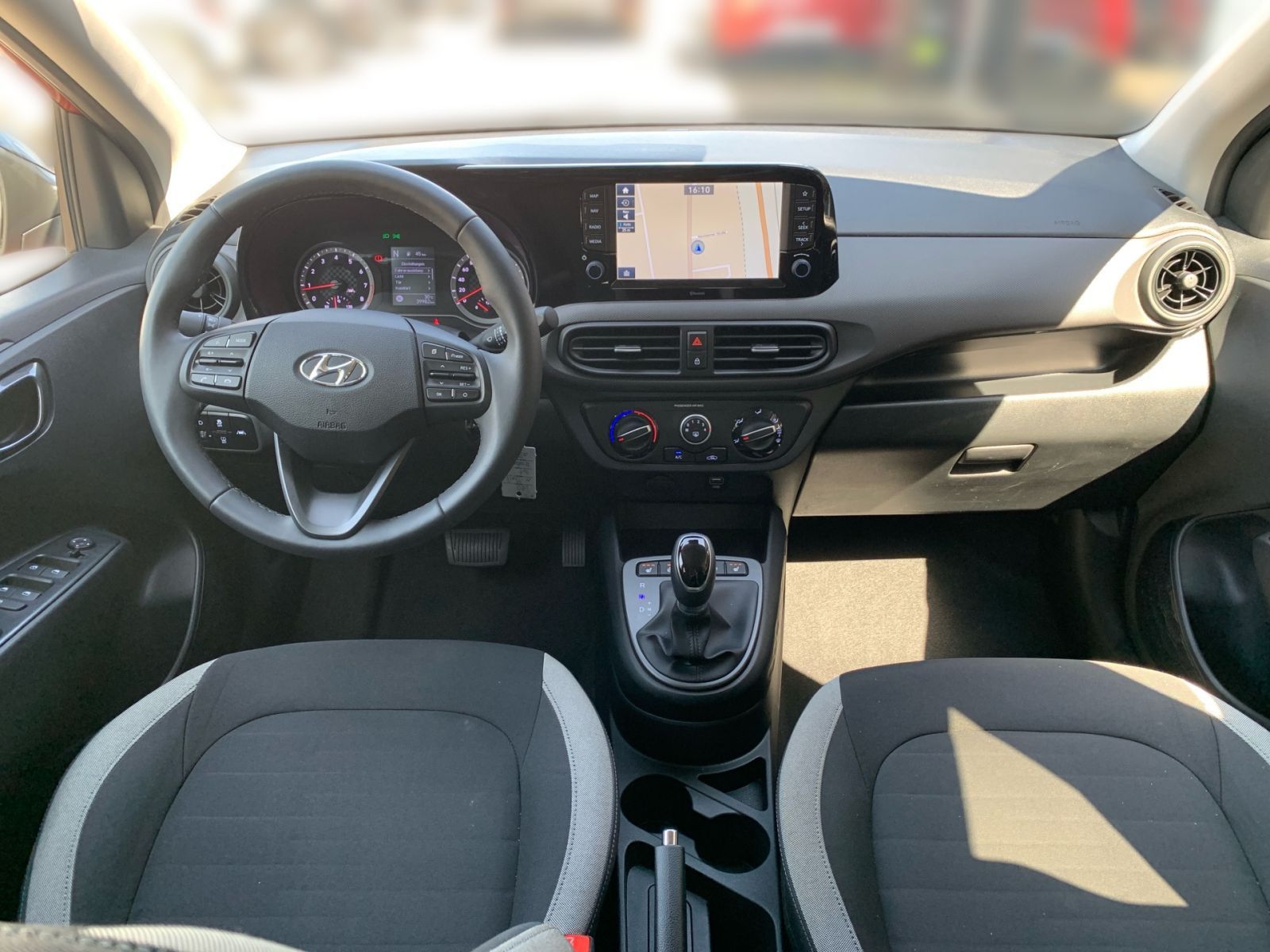Fahrzeugabbildung Hyundai i10 1.2 PDC Navi Kamera 8Fach Bereift
