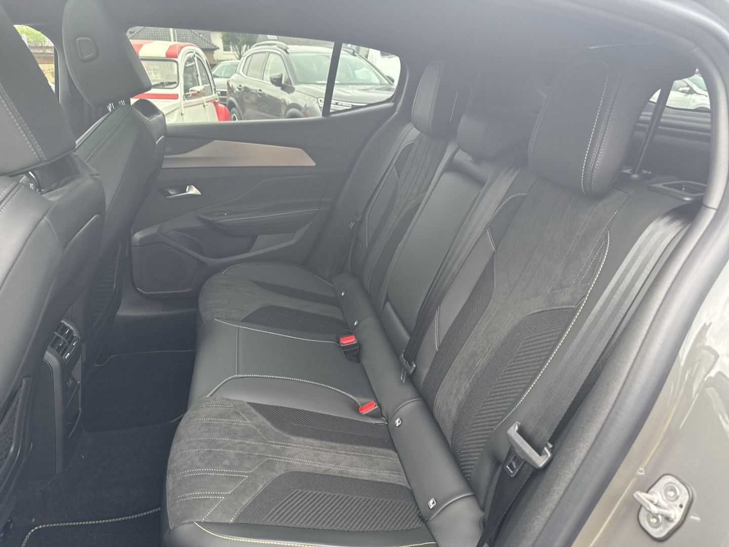 Fahrzeugabbildung Peugeot 408 GT HYBRID 145 e-DSC6 El. Panodach Navi ACC