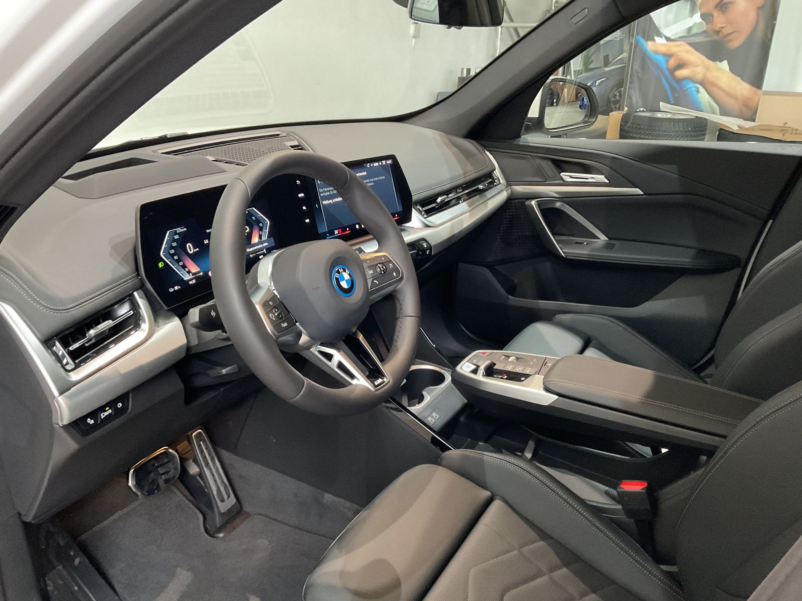 Fahrzeugabbildung BMW iX1 eDrive20 Komfortzugang, Head-Up-Display, AHK