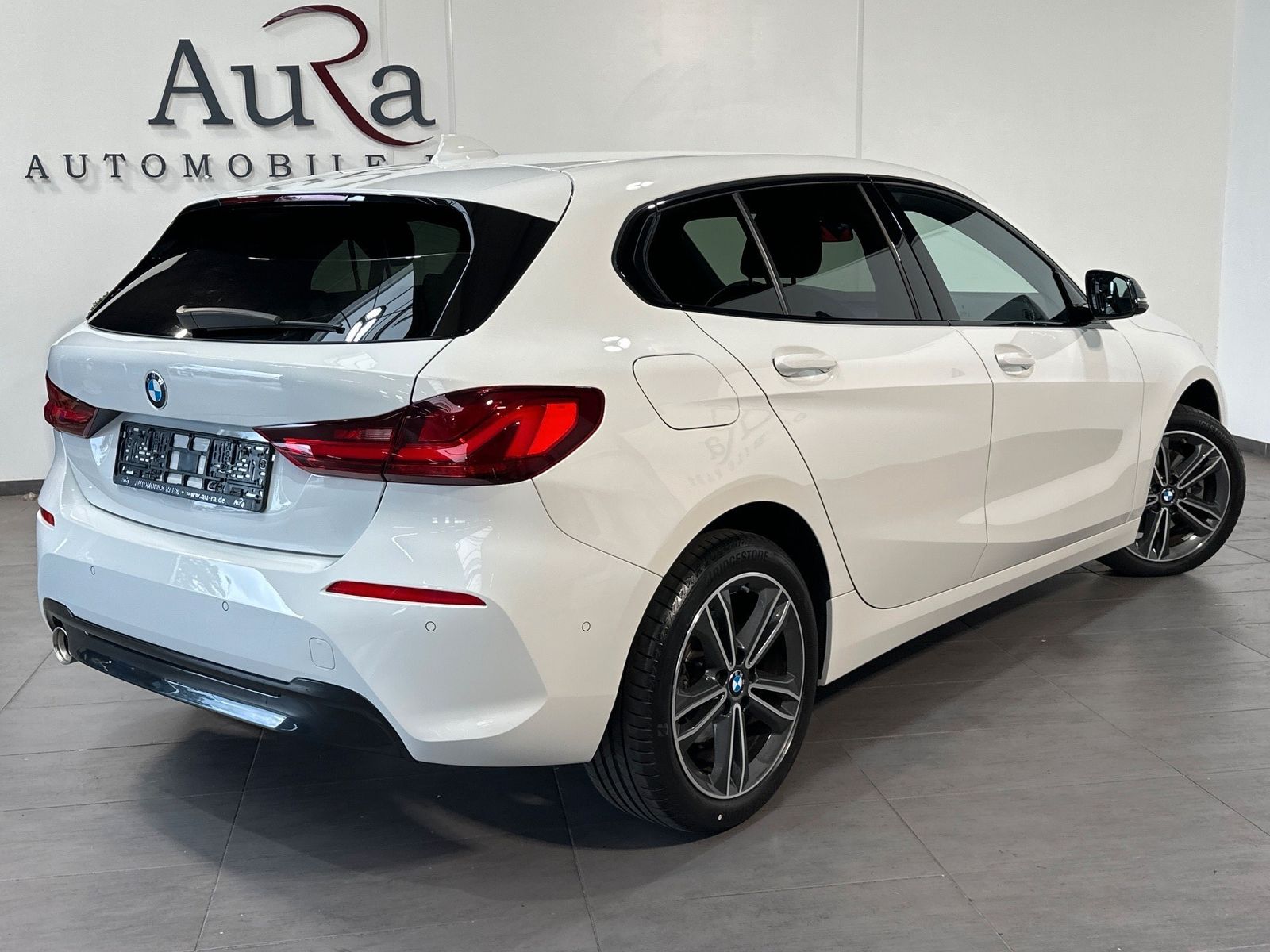 Fahrzeugabbildung BMW 118i Aut. Sport Line NAV+LED+SHZ+PDC+17ZOLL