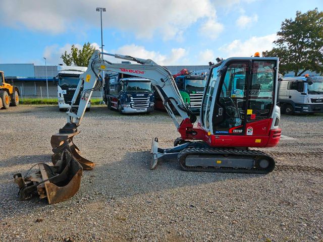 Takeuchi TB 240 //3 buckets//