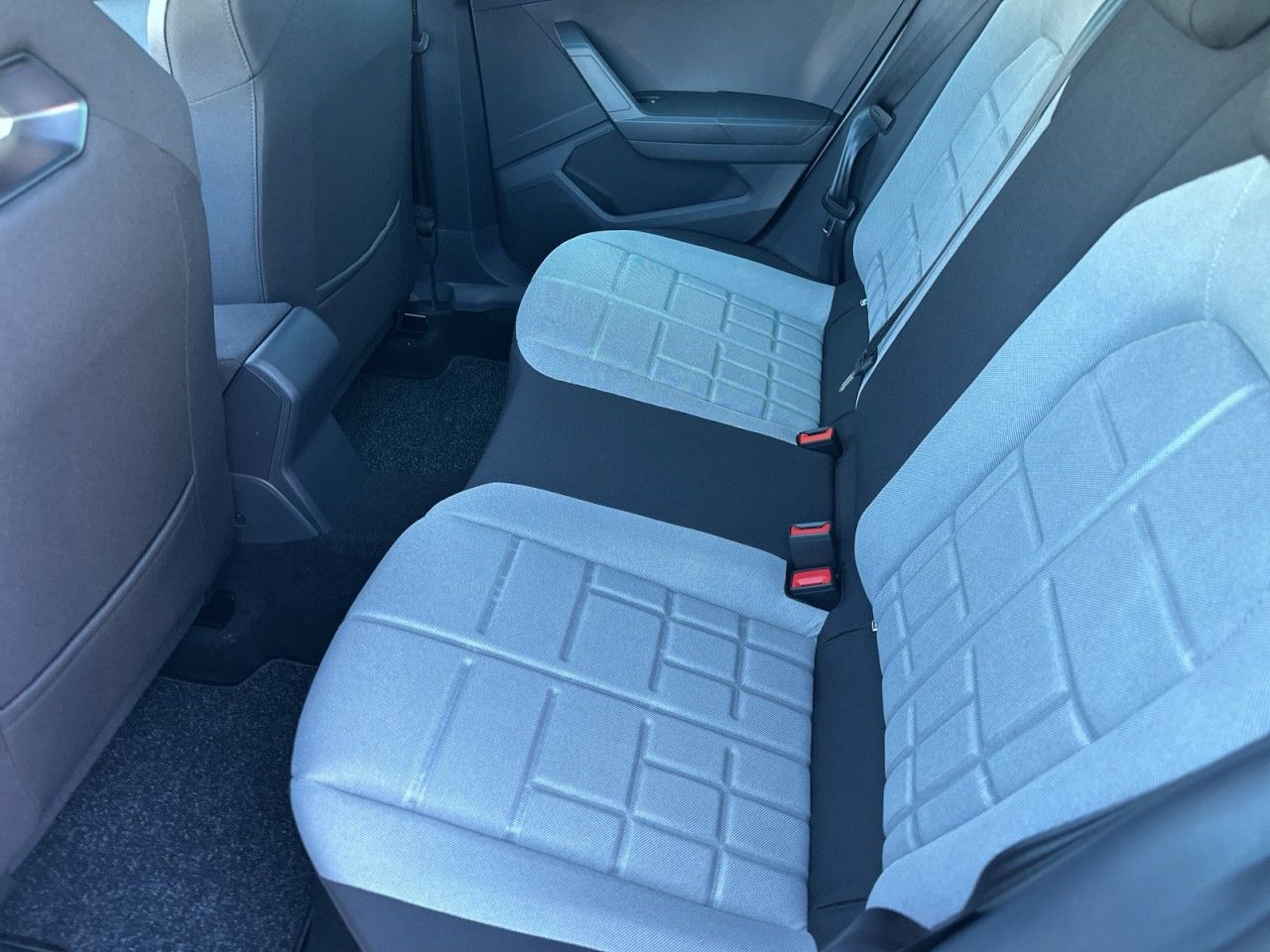 Fahrzeugabbildung SEAT Arona FR Black Edition 1.5 TSI 150 PS DSG - mit KI generiert/bearbeitet