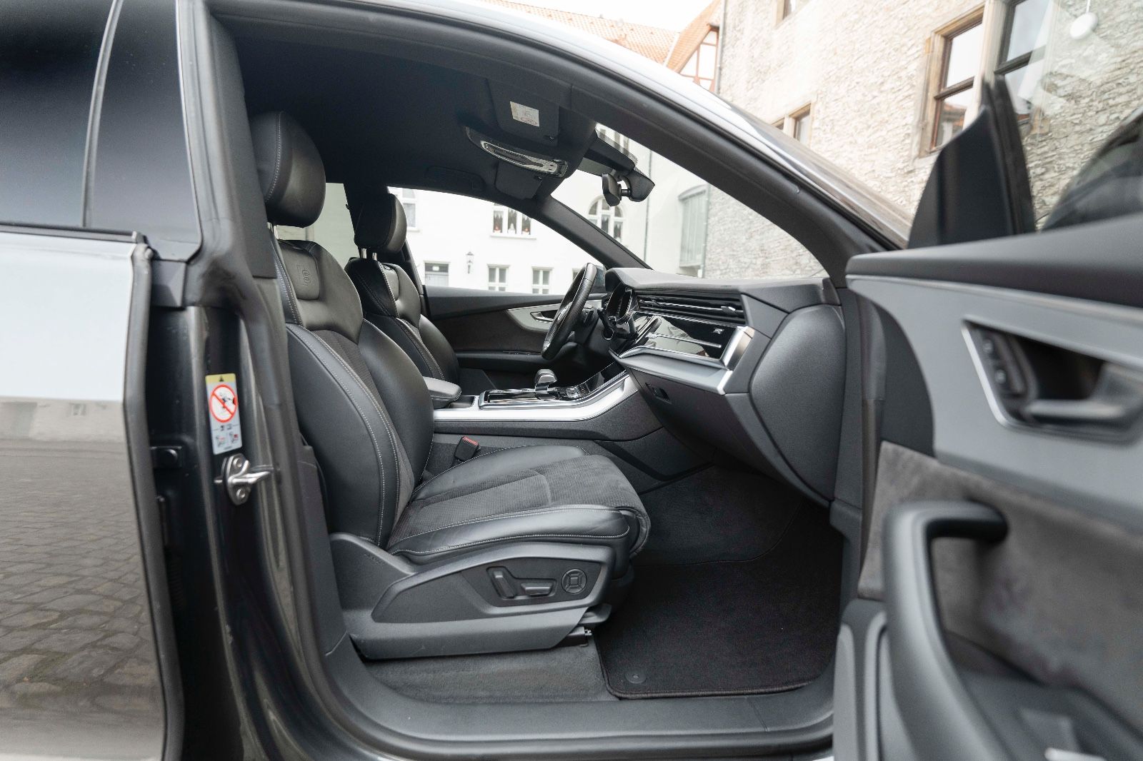 Fahrzeugabbildung Audi Q8 50 TDI quattro S-LINE TOTW DSP MATRIX PDC