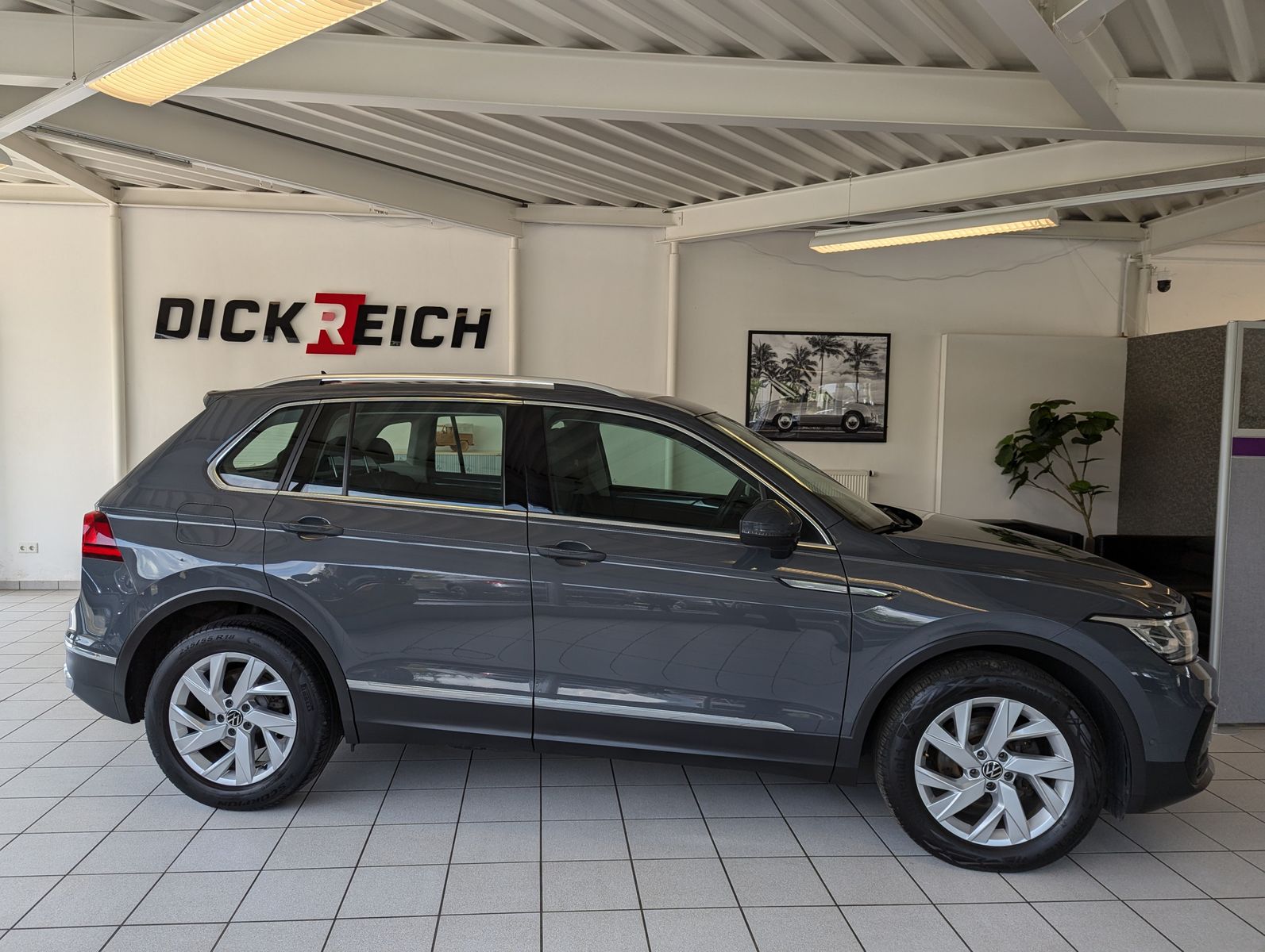 VW Tiguan 2.0 TDI DSG Elegance HUD Assist-Plus StHz - Image 8