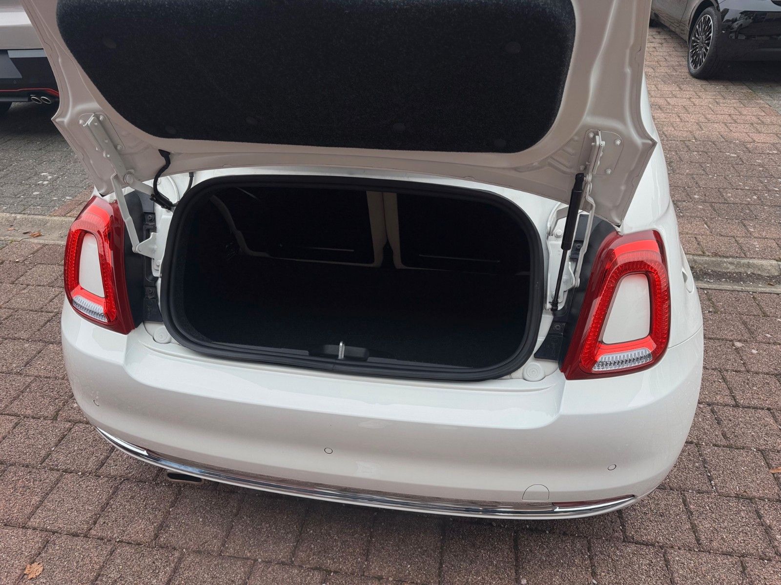 Fahrzeugabbildung Fiat 500C DOLCEVITA 51kW (70PS) KLIMAAUT. CARPLAY