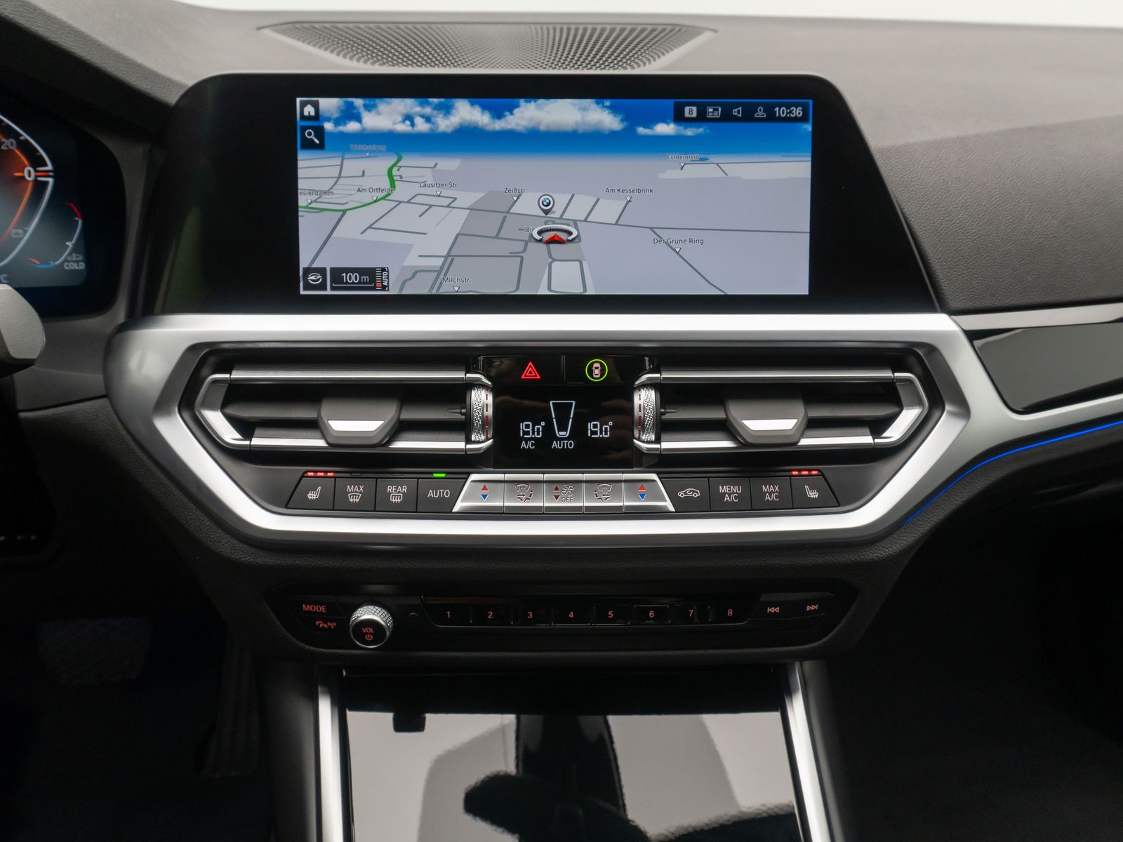 Fahrzeugabbildung BMW 320d Sport Line HUD DAB Kamera Alarm HiFi Leder